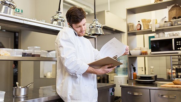 Chef conferindo comanda na cozinha